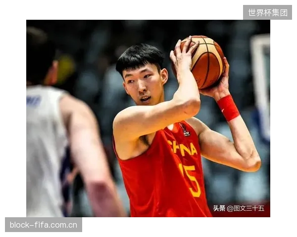 周琦尽管受到伤病困扰，依然凭借强大的护框能力位列本土球员篮板榜首位。